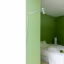 2. Un appartement qui joue l'épure : la chambre au vert petit pois éclatant