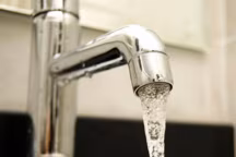 Un expert vous donne de précieux conseils en plomberie en cas de claquements dans le robinet. Une situation très courante qui peut se résoudre sans forcément faire appel à un plombier.