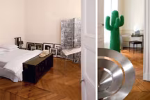 Un vrai repaire d'esthète et de collectioneur... Pour un passage en revue exigeant et éclairé des arts décoratifs du XXème siècle