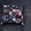 Un coussin fait de plusieurs tissus