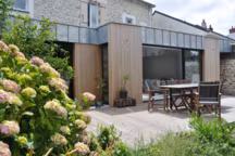 Extension contemporaine sur bâti ancien, la cohérence est assurée par le subtil mariage des matériaux (pierres/bois/zinc). A l'origine, la maison était couverte d'un enduit ciment. La découverte des belles pierres a donné une toute nouvelle dimension au projet.