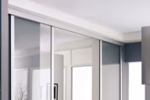 Gain de place dans les petits espaces, majestueuse dans les grands, la porte coulissante a beaucoup à offrir. La preuve en cinq propositions.