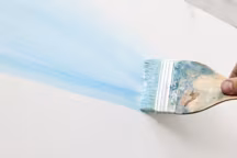 Nous l'utilisons, nous en parlons, mais connaissons-nous tout de la peinture acrylique ? Décryptage d'un vrai succès, de ses avantages avec des conseils pour l'optimiser au maximum.