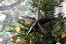 Guirlande LED façon feuilles dorées handa, en métal, 24 euros. alinea.