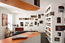 Il n'y a pas que la surface au sol qui compte. Bien utilisés, murs et plafonds permettent de libérer de précieux mètres carrés. Bibliothèques toute hauteur, caissons alignés à la verticale, niches au plafond : nos meilleures idées d'aménagement.