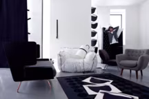 Le canapé design s'affiche en gris