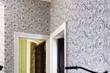 Papier peint Wabi sabi. La nouvelle maison d'édition britannique lance une collection de papiers peints dans l'air du temps. 48 euros le rouleau de papier peint de 10 x 0,52 m, Scion.