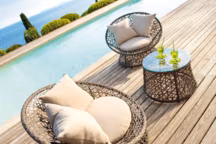 Un salon de jardin beau et confortable