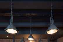 L'étoile géante du lobby a été chinée chez Recycling, un atelier et brocante du village Popincourt, situé tout près de l'hôtel Fabric. 3, rue Neuve-Popincourt, 75011 Paris. Tél. : 0143574840 et www.brocanterecycling.fr