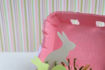 Une boîte de lapins tout rose pour Pâques.