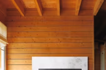 Ce poêle séduit par son design moderne et chaleureux 100 % fonte. Finition anthracite. Puissance : 14 kW. Rendement : 75 %. Taux de CO : 0,15 %. Système de postcombustion. Dim. : h. 770 x 1 060 x 507 mm. Flamme verte 5 étoiles. "Décor 1000 Symphonie", 1 680 euros TTC (TVA à 19,6 %), Invicta.