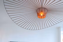 Angèle Vuillet est architecte d'intérieur. Virginia Federgrün est designer. Elles font un duo pétillant de créativité. Découvrez leur boutique-bureau d'études dans une maison du XIXe siècle.