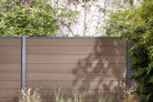 Panneau, claustra : quelle clôture pour protéger mon jardin des voisins ?