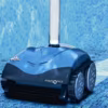 Ce robot nettoyeur à aspiration convertit la puissance hydraulique en électricité pour offrir des performances optimales en aspiration, même en présence de gros débris. Grâce à sa puce de déplacement intégrée, il offre une couverture complète du bassin et, avec ses brosses, nettoie activement le fond. "Hybrid RS1", 499 euros, Dolphin.
