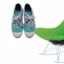 Des Bensimon turquoise et un fauteuil vert pomme