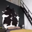 Dans la chambre, la peau de vache fait le mur