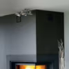 Cheminée d'angle. Panoramique, elle offre une large vision du feu et s'intègre parfaitement dans un pan de mur. Doté de tous les équipements et perfectionnements de la gamme Infire, ce foyer d'angle à ventilation intégrée, d'une puissance de 10 kW, offre un rendement de 72 %. Le cadre 4 ou 6 côtés est en option. Éligible au crédit impôt, il est garanti 6 ans. "Infire 745 Scope", à partir de 3 156,50 euros TTC, Bodart & Gonay.
