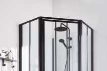 Cabine de douche Atelier, 1/4 de cercle, en aluminium laqué noir, 100x100, hauteur sous pomme 210, 699 euros. Leroy Merlin.
