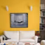 Un mur éclatant dans le salon avec la couleur jaune