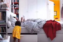 Si les mètres carrés ne sont pas au rendez-vous dans votre chambre, optimisez l'espace grâce à des astuces rangement. Tiroirs sous lit, patères, étagères... Voici nos meilleures idées déco.