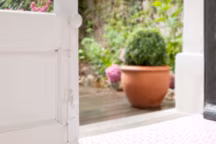 Dalles auto-adhésives en pvc, Roses des vents, 18, 95 euros le m2, Sofoc chez Around the Wall.