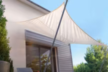 De la simple toile d'ombrage au store banne le plus sophistiqué, de 100 à 3 000 euros et plus... il n'a jamais été aussi facile de se protéger du soleil.