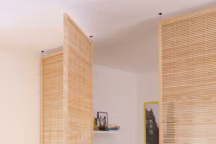 Plus d'info : cloison Ennea, 3 en 1, amovible, pivotante ou coulissante. Permet de créer deux espaces dans une pièce. Dimensions : l.100 x hauteur réglable 240/250 cm, épaisseur 35 mm, aucun perçage nécessaire, ni au sol, ni au plafond, 109 euros, Castorama.