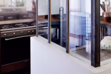 Les verrières intérieures peuvent être une bonne solution pour diviser un espace. Elles séparent sans isoler et permettent de garder un éclairage naturel.