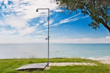 Quoi de mieux qu'une douche en plein milieu du jardin pour se rafraîchir l'été ? Maison Magazine vous donne trois conseils pour installer votre douche d'extérieur en un clin d'oeil...