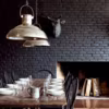 Effet charbon : peint en noir mat, le mur de brique devient chaleureux et profond. Un élément fort de la décoration  de l'hôtel Rooms, perdu au milieu des montagnes du Caucase.  Design, agence Rooms. Lustre en métal martelé, Flamant.