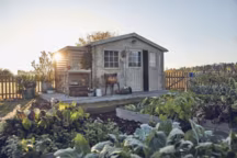 Abri Kerno Evolution en sapin du nord brut. 9 m2. Dimensions hors tout l. 386,2 x H. 246 x P. 314,5 cm + Bûcher bois Helka naturel, l.238 x H.182 x P.90 cm. Hauteur, 183 cm. Largeur, 89,5 cm. Profondeur, 78 cm. Garantie constructeur, 3 ans. Taille maximum des bûches, 80 cm. Abri 1 379 euros, bûcher 289 euros.