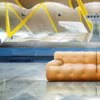 Direction le terminal T4 de l'aéroport de Madrid-Barajas, où Maison française a installé 12 canapés design qui prennent leur envol. Une mise en scène insolite...