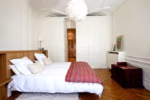 Privilégiant les placards et étagères sur mesure, l'architecte Alia Bengana a joué la carte déco autour des rangements de cet appartement parisien. Visite guidée et conseils en vidéo.