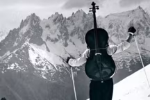Du Baiser de l'Hôtel de Ville aux vaches du Queyras, Robert Doisneau franchi un monde avec curiosité. Le livre Les Alpes de Doisneau nous dévoile les étapes de ce parcours alpin méconnu.