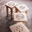 Des tabourets en bois sculpté