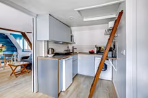 Petite cuisine dans un studio sous les toits pensée par l'architecte d'intérieur Sara Camus Bouanha