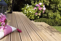 Cette terrasse est en bois composite : les lames qui la recouvrent sont constituées d'un mélange de fibres de bois et de PVC. Elle a l'avantage de ne presque pas griser avec le temps ; tout juste se décolore-t-elle légèrement sous l'action des UV. Composit'Pro, 98 euros le m², deux faces rainurées, existe en havane comme ici ou en gris, 300 x 140 x ép. 22 mm, Silverwood.
Copyright : LCB/Silverwood