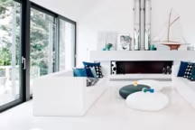 A Belle-Île, cette longère contemporaine entièrement habillée de verre détonne dans un lieu qui n'est pas habitué à tant de modernisme. Mais la maison a pourtant su s'intégrer parfaitement à son environnement.