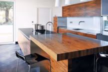 La rédaction de Côté Cuisines et Bains a flashé sur cette cuisine où les matériaux et l'aménagement de l'espace sont mis à l'honneur par un design épuré.