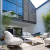 Graphique et aéré le salon de jardin Passio joue le jeu d'une résille de fils d'acier inox et l'asymétrie des accoudoirs pour un résultat très contemporain. La rondeur de coussins généreux traités outdoor garantit leur confort. 1417 € le fauteuil, Ligne Roset www.ligneroset.fr
