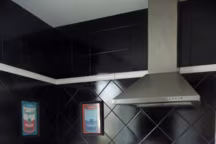 Pas évident d'envisager de changer complètement le carrelage de sa cuisine. En plus du chantier évident que ça impose, cela se peut se révèler très onéreux. Une bonne idée pour relooker sa cuisine pour pas cher, c'est de sortir ses pinceaux et de recouvrir sa crédence carrelée de la peinture adaptée de son choix. Le résultat sera bluffant !A LIRE >> J'ai repeint le carrelage de ma cuisine