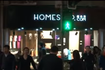 Homes Up est une marque déco-design chinoise qui entend révolutionner les habitudes d'achat. Plus besoin de charriot ou de sac, place au scan et à la livraison à domicile. Hubert de Malherbe, de l'agence Malherbe Design vous en dit plus...