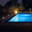 Illuminez les abords de votre piscine pour plus de romantisme