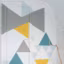 Des triangles colorés sur le mur