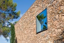 Une maison neuve taillée en pierres sèches