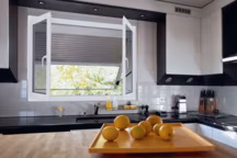 Il fait trop chaud chez vous ? C'est le nouvel équipement qu'il vous faut. En basculant vers l'avant, ce volet roulant protège la maison du soleil sans la plonger dans le noir.