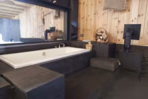 Brute et naturelle, la salle de bains s'ouvre sur la chambre