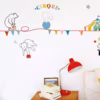 Emerveillez vos enfants en habillant les murs de leur chambre de très grands ou tout petits et adorables stickers. Peu chers et pratiques, vous pourrez les changer au gré de leurs envies.