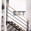 L'échelle " New York " s'adapte à toutes les pentes. Fixée par le haut, elle se positionne d'elle-même sur le sol. Disponible en 6, 7, 12, 13 et 14 marches en hêtre, sapin ou métal, et limon en métal, coloris blanc, gris ou noir. A partir de 819 euros, rampe à partir de 299 euros, Lapeyre.