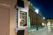 Une création inédite et spectaculaire, signée par l'agence Athem pour la manufacture Jaeger-Lecoultre, a pris place depuis peu dans le paysage de la Place Vendôme, coeur vivant du luxe à la française...
